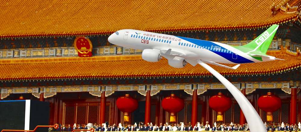 C919大型客機模型亮相新中國成立70周年慶?；顒?dòng).jpg