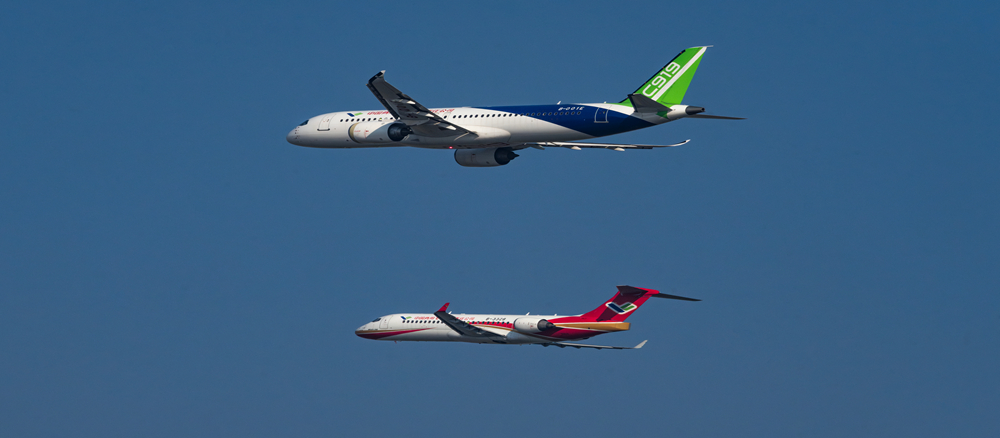 C919飛機首次飛抵拉薩，與正在進(jìn)行演示飛行的ARJ21飛機相聚在“世界屋脊”青藏高原_副本.jpg